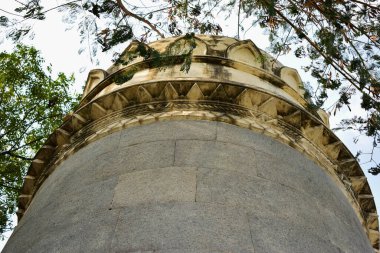 İbrahim Bagh Hindistan 'daki yedi Kutub Shahi hükümdarının mezarlarındaki eski camide minare.