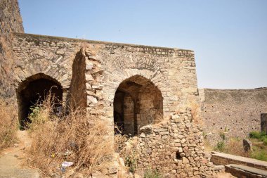 Sonbahar sezonu arka planında Kirli Kuru Yol Yolu, Düşen Yapraklar kirli yol resmi üzerinde