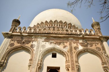 Hyderabad 'ın Yedi Mezarı, Hindistan Sultanı Quli Kutub Mulk' un mezarı 1543 yılında inşa edildi.
