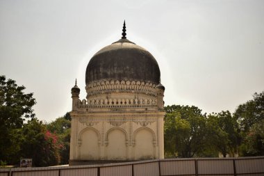 Hyderabad 'ın Yedi Mezarı, Hindistan Sultanı Quli Kutub Mulk' un mezarı 1543 yılında inşa edildi.