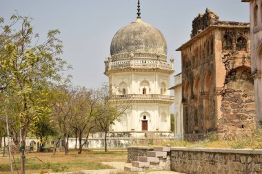 Sultan Quli Kutub Mulk 'un mezarı 1543 yılında inşa edildi. Yedi Mezar Stok Fotoğrafçılık Resmi