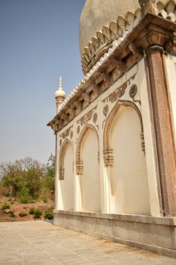 Hyderabad 'ın Yedi Mezarı, Hindistan Sultanı Quli Kutub Mulk' un mezarı 1543 yılında inşa edildi.