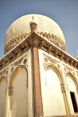 Hyderabad 'ın Yedi Mezarı, Hindistan Sultanı Quli Kutub Mulk' un mezarı 1543 yılında inşa edildi.