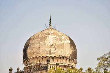 Hyderabad 'ın Yedi Mezarı, Hindistan Sultanı Quli Kutub Mulk' un mezarı 1543 yılında inşa edildi.