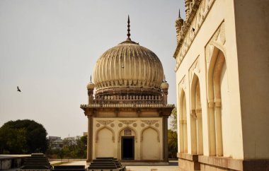 Hyderabad 'ın Yedi Mezarı, Hindistan Sultanı Quli Kutub Mulk' un mezarı 1543 yılında inşa edildi.