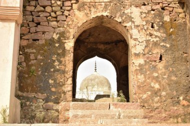 Sultan Quli Kutub Mulk 'un mezarı 1543 yılında inşa edildi. Yedi Mezar Stok Fotoğrafçılık Resmi