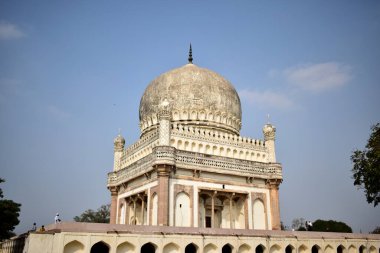 Sultan Quli Kutub Mulk 'un mezarı 1543 yılında inşa edildi. Yedi Mezar Stok Fotoğrafçılık Resmi