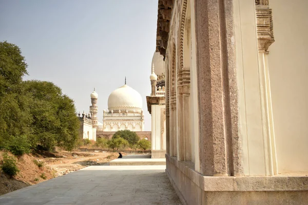 Hyderabad 'ın Yedi Mezarı, Hindistan Sultanı Quli Kutub Mulk' un mezarı 1543 yılında inşa edildi.