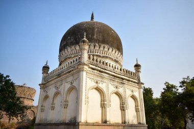 Sultan Quli Kutub Mulk 'un mezarı 1543 yılında inşa edildi. Yedi Mezar Stok Fotoğrafçılık Resmi