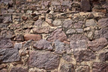 Duvarın inşası için beton tuğlalar yığılmış. Kirli Eski Doku