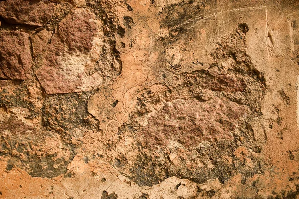 ラフグランジヴィンテージライトイエローピールセメント壁の背景は 悪天候 ダーティ古いテクスチャを歪め — ストック写真