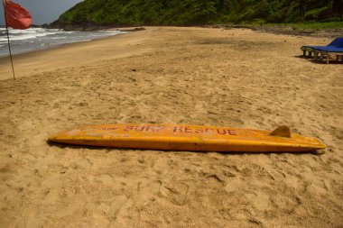 Okyanus-Deniz Dalgaları Sahilde Kum Uyandırma Sörf Teknesi, Mavi Gökyüzü Arkaplanı
