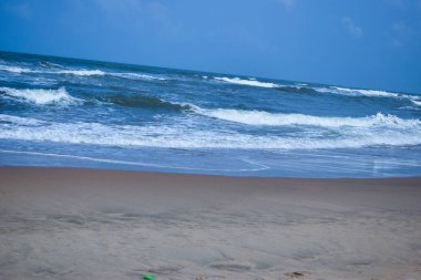 Okyanus-Deniz Dalgaları, Kumsal Kumu ve Gökyüzü Mavisi Manzarası