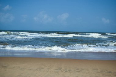 Okyanus-Deniz Dalgaları, Kumsal Kumu ve Gökyüzü Mavisi Manzarası