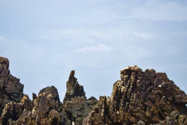 Okyanus-Deniz Dalgaları, Gökyüzü ve Dağlar Mavi Manzara Arkaplanı