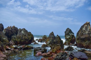 Mavi Okyanus Dalgaları, Gökyüzü ve Dağlar Arkaplan 
