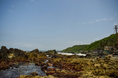 Mavi Okyanus Dalgaları, Gökyüzü ve Dağlar Arkaplan 