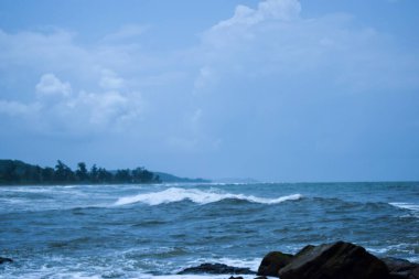 Mavi Okyanus Dalgaları, Gökyüzü ve Dağlar Arkaplan 