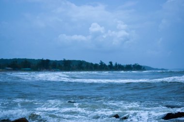 Mavi Okyanus Dalgaları, Gökyüzü ve Dağlar Arkaplan 