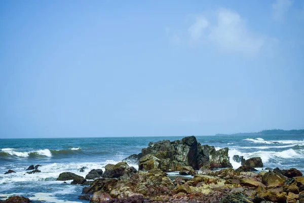 Oceano Mar Ondas Céu Montanhas Azul Paisagem Fundo — Fotografia de Stock