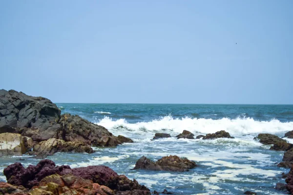 Okyanus Deniz Dalgaları Gökyüzü Dağlar Mavi Manzara Arkaplanı — Stok fotoğraf