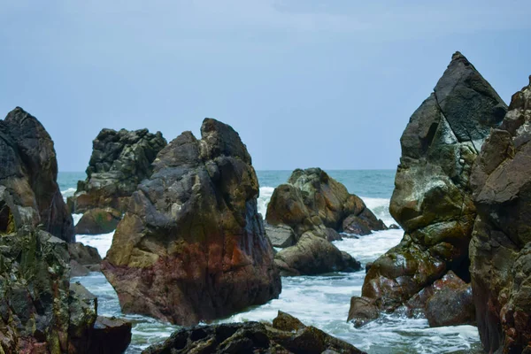 Okyanus Deniz Dalgaları Gökyüzü Dağlar Mavi Manzara Arkaplanı — Stok fotoğraf