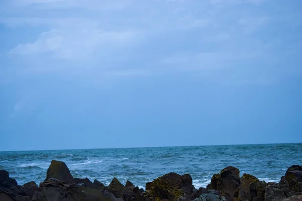 Olas Mar Azul Cielo Montañas Paisaje Fondo — Foto de Stock