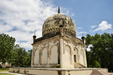 Sultan Quli Kutub Mulk 'un mezarı 1543 yılında inşa edildi. Yedi Mezar İslami Mimari Sanat Kubbeleri
