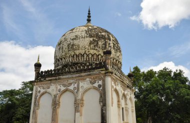 Sultan Quli Kutub Mulk 'un mezarı 1543 yılında inşa edildi. Yedi Mezar İslami Mimari Sanat Kubbeleri