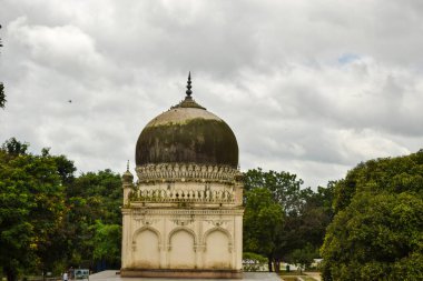 Sultan Quli Kutub Mulk 'un mezarı 1543 yılında inşa edildi. Yedi Mezar