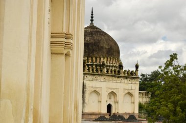 Sultan Quli Kutub Mulk 'un mezarı 1543 yılında inşa edildi. Yedi Mezar