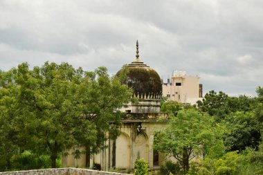 Sultan Quli Kutub Mulk 'un mezarı 1543 yılında inşa edildi. Yedi Mezar
