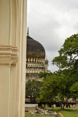 Sultan Quli Kutub Mulk 'un mezarı 1543 yılında inşa edildi. Yedi Mezar