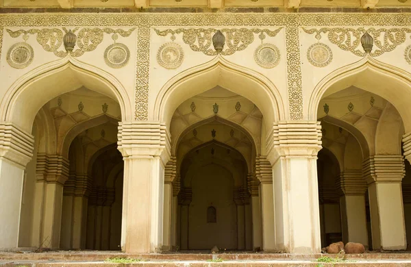 Ισλαμική Αρχιτεκτονική Τέχνη Αψίδα Και Περπατώντας Διάδρομοι — Φωτογραφία Αρχείου