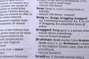 İngilizce Tanımlama Sözlüğü Sayfası - Braggart 'ın Yazılı Sözcüğünün Kapanışı