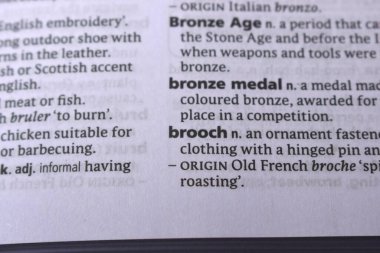 İngilizce Tanımlama Sözlüğü Sayfası - Broşun Yazılı Sözcüğünü Kapat