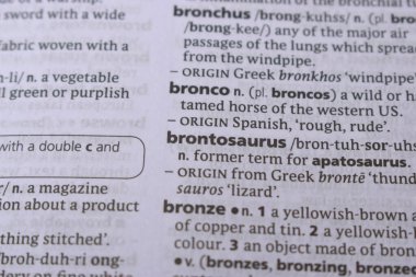 İngilizce Tanımlama Sözlüğü Sayfası - Brontosaurus 'un Yazılı Sözcüğünün Kapanışı