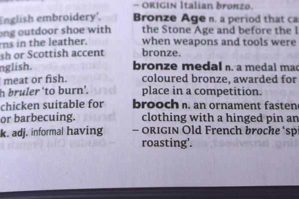 İngilizce Tanımlama Sözlüğü Sayfası - Broşun Yazılı Sözcüğünü Kapat