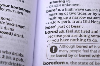 İngilizce Tanımlama Sözlüğü Sayfası Sıkıcı Kelimenin Yazılmış Sayfasını Kapat