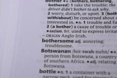 İngilizce Tanımlama Sözlük Sayfası Sıkıcı Sözcüğün Yazılı Sayfasını Kapat