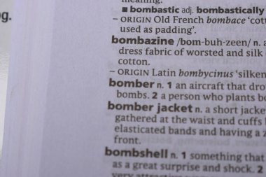 İngilizce Tanımlama Sözlüğü Sayfası Bombazine 'in Yazılı Sözcüğünün Kapanışı