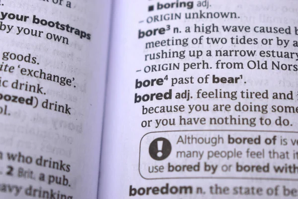 İngilizce Tanımlama Sözlüğü Sayfası Sıkıcı Kelimenin Yazılmış Sayfasını Kapat