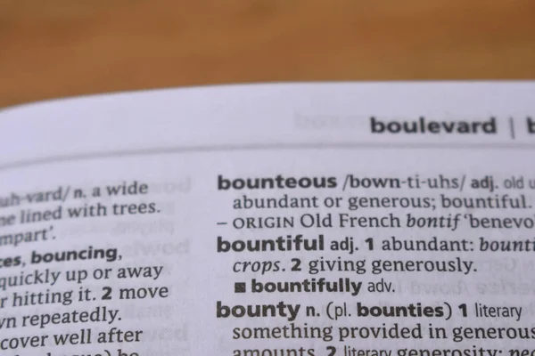 İngilizce Tanımlama Sözlüğü Sayfası - Cömert Sözcüğün Yazılmış Sözcüğünü Kapat