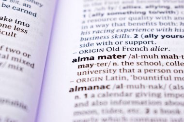 İngilizce Tanımlama Sözlüğü Sayfası - alma mater 'in Yazılmış Sözcüğünün Kapanışı