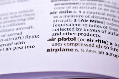 İngilizce Sözlük Sayfasını Kelimeyle Kapat - havalı tabanca