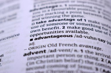 İngilizce Tanımlama Sözlüğü Sayfası Avantajlı Sözcüğün Yazılı Sayfasını Kapat