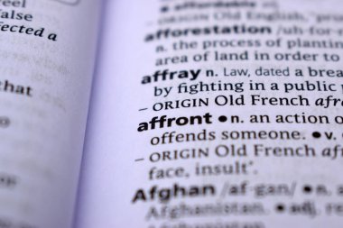 İngilizce Tanımlama Sözlüğü Sayfası - Affront 'un Yazılı Sözcüğünün Kapanışı
