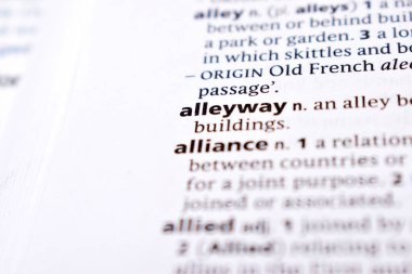 İngilizce Sözlük Sayfası Ara Sokağın Sözcüğüyle Kapat