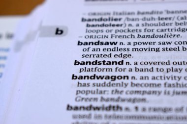 İngilizce Tanımlama Sözlüğü - Bandstand Sözcüğünün Yazılı Sayfasını Kapat