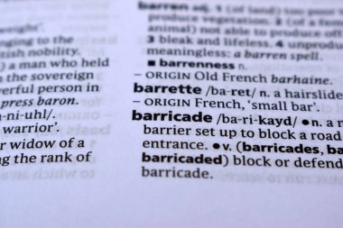 İngilizce Tanımlama Sözlüğü Sayfası - Barikattaki Yazılı Kelimenin Kapanışı